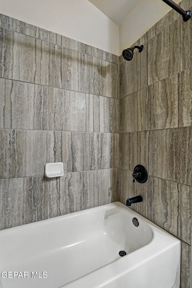 1021 Aerodyne Pl, El Paso, TX 79928 - full bathroom featuring washtub / shower combination