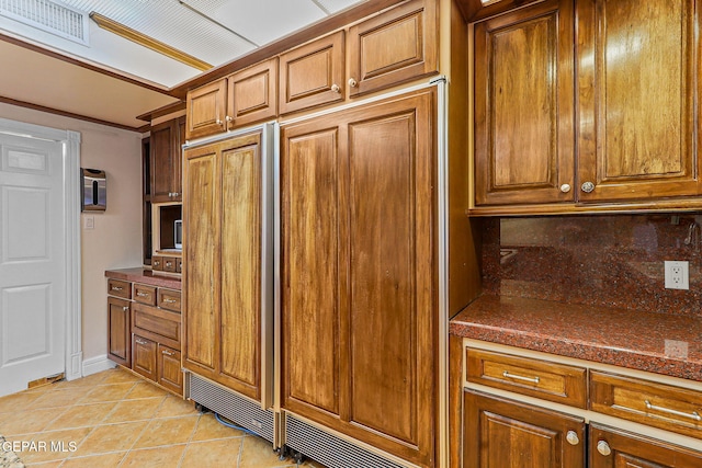 624 Mount Cristo Rey Ln, El Paso, TX 79922 - kitchen featuring tasteful backsplash, brown cabinetry, and dark countertops