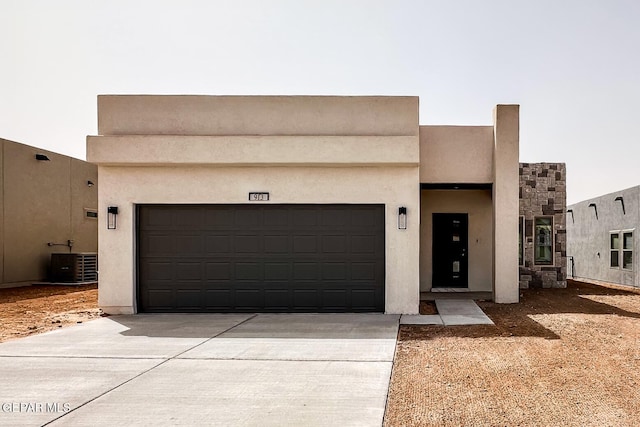 913 Larkhall Pl, El Paso, TX 79928 - contemporary house featuring central air condition unit, driveway, and stucco siding