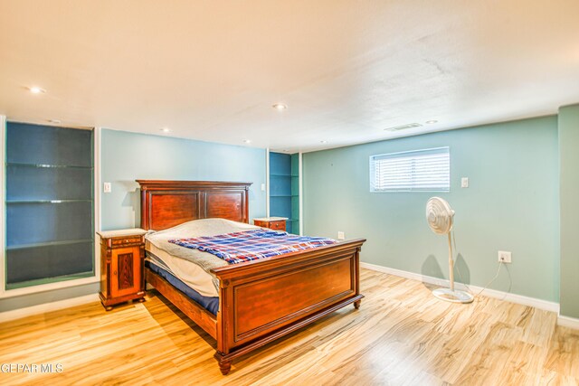 bedroom with light wood-style flooring, baseboards, visible vents, and recessed lighting