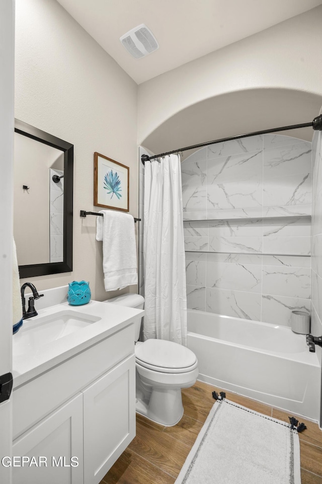 921 Raegil St, El Paso, TX 79928 - full bathroom featuring shower / bath combo with shower curtain, toilet, vanity, and wood finished floors