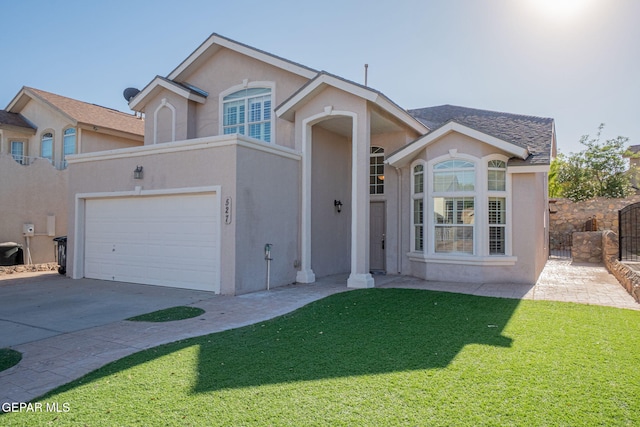 527 Longleaf Pl, El Paso, TX 79928 - view of front facade featuring stucco siding, an attached garage, driveway, and a front lawn