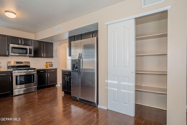 527 Longleaf Pl, El Paso, TX 79928 - kitchen featuring visible vents, dark wood finished floors, appliances with stainless steel finishes, and backsplash