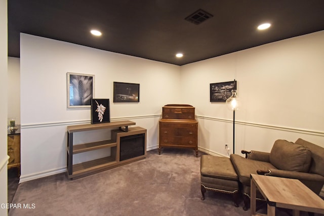 living area with carpet, baseboards, visible vents, and recessed lighting