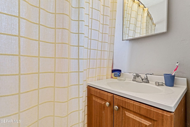 full bathroom featuring vanity and a shower with shower curtain