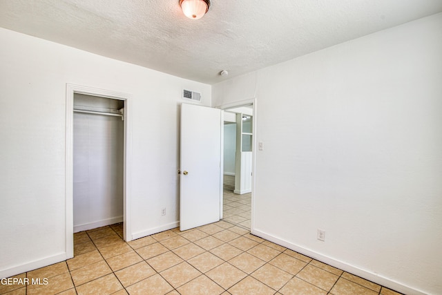 8929 Robert Dr Unit 1 & 2, El Paso, TX 79904 - unfurnished bedroom featuring baseboards, a closet, a textured ceiling, and visible vents
