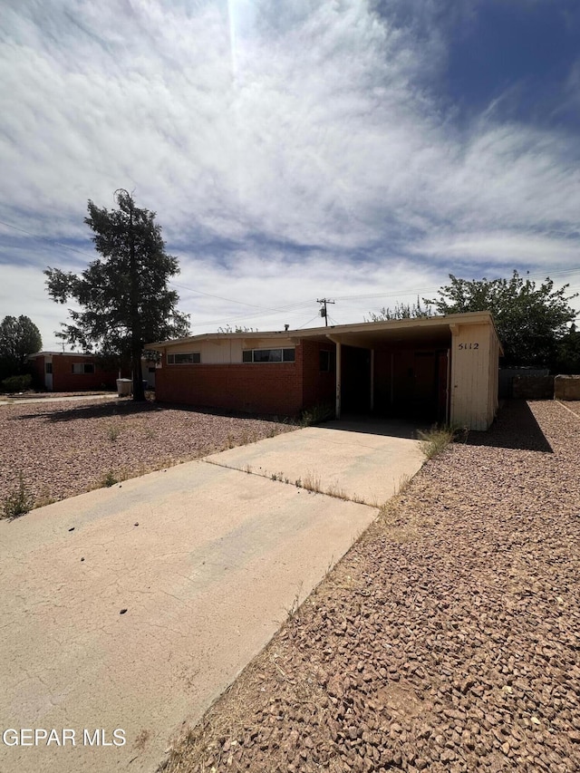 view of front of house featuring a carport and concrete driveway