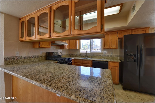kitchen with exhaust hood, visible vents, a sink, a peninsula, and black appliances