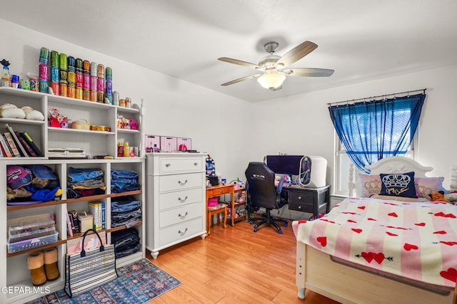 bedroom featuring light wood-style flooring and a ceiling fan