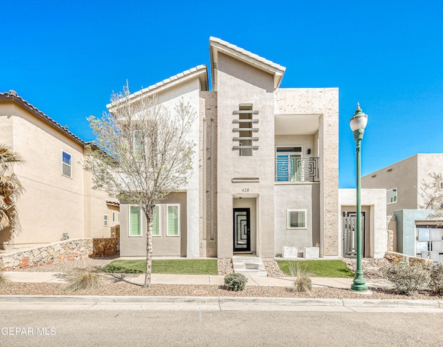 view of front facade featuring stucco siding