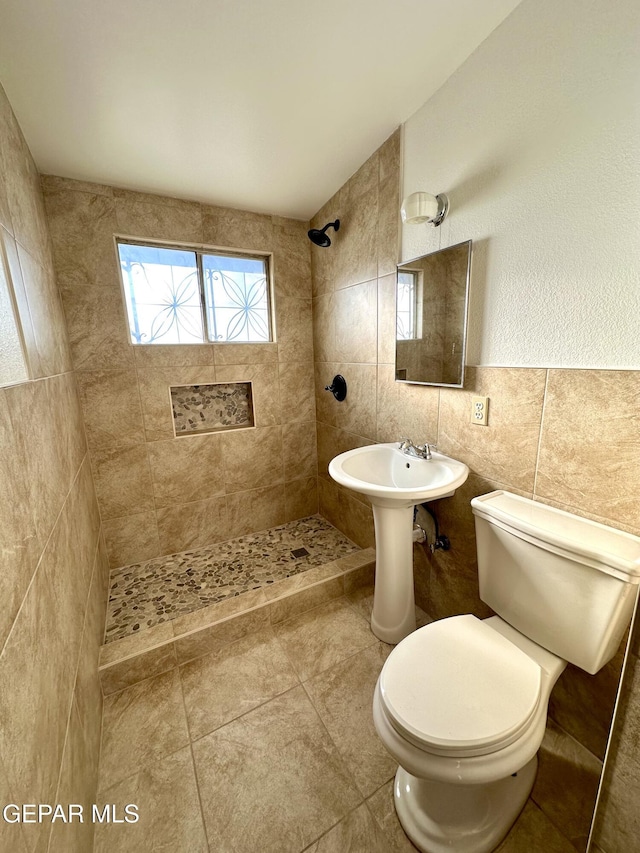 45 S Boone St, El Paso, TX 79905 - full bath with a tile shower, tile walls, and toilet