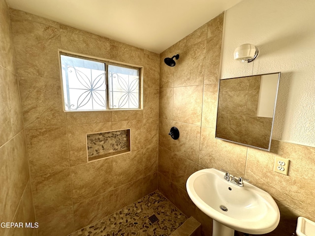45 S Boone St, El Paso, TX 79905 - bathroom featuring tiled shower and a sink