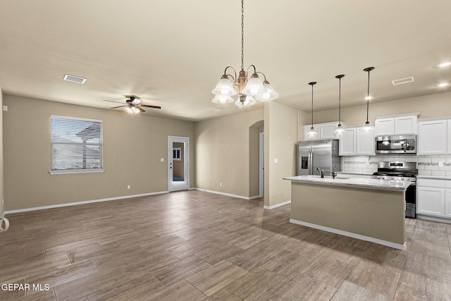 7541 Wolf Creek Dr, El Paso, TX 79911 - kitchen featuring stainless steel appliances, a center island with sink, a ceiling fan, backsplash, and white cabinets