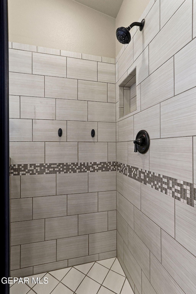 7541 Wolf Creek Dr, El Paso, TX 79911 - full bath featuring tiled shower