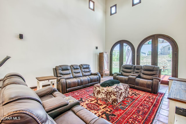 living room with healthy amount of natural light and a towering ceiling