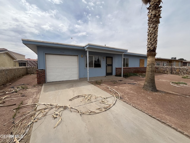 962 Geronne Dr, El Paso, TX 79907 - ranch-style house featuring an attached garage, brick siding, and driveway