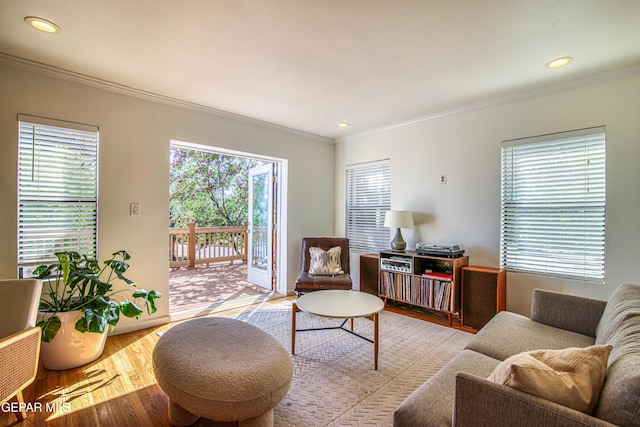 living area featuring crown molding, light wood-type flooring, recessed lighting, and baseboards