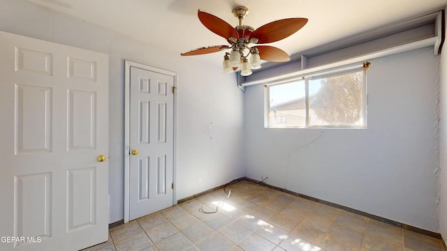 unfurnished bedroom featuring baseboards, a ceiling fan, and a closet