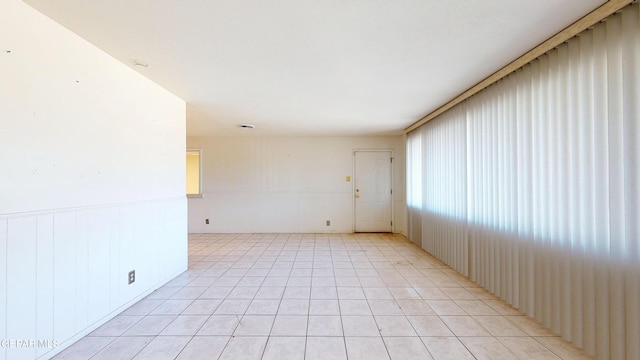 empty room featuring light tile patterned floors
