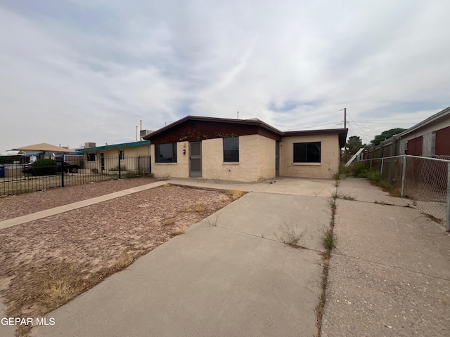 236 Papaya St, El Paso, TX 79915 - single story home with a patio