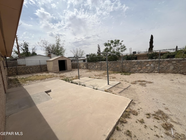 9874 Staubach Dr, El Paso, TX 79927 - view of patio with a fenced backyard, a storage shed, and an outdoor structure