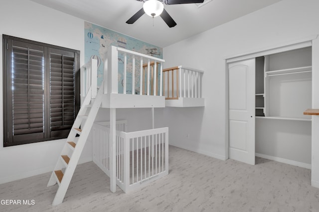 unfurnished bedroom featuring ceiling fan, baseboards, and a closet