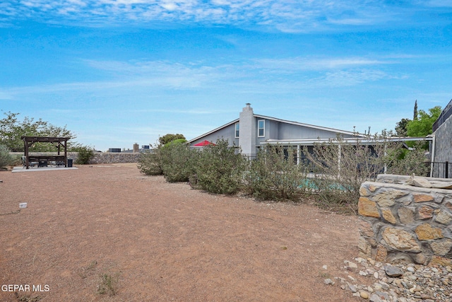 view of yard with a pergola