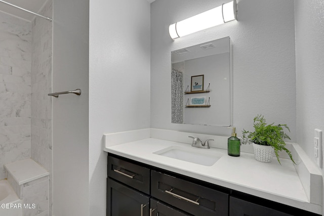 full bathroom featuring a shower with shower curtain and vanity