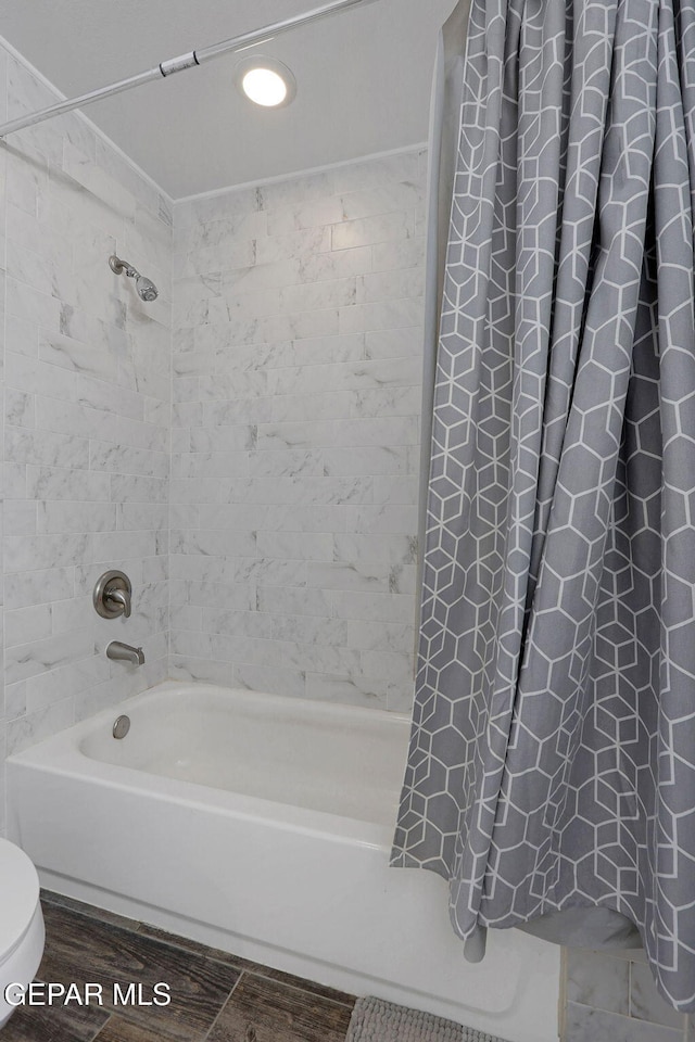 full bath with shower / tub combo, wood finished floors, toilet, and recessed lighting