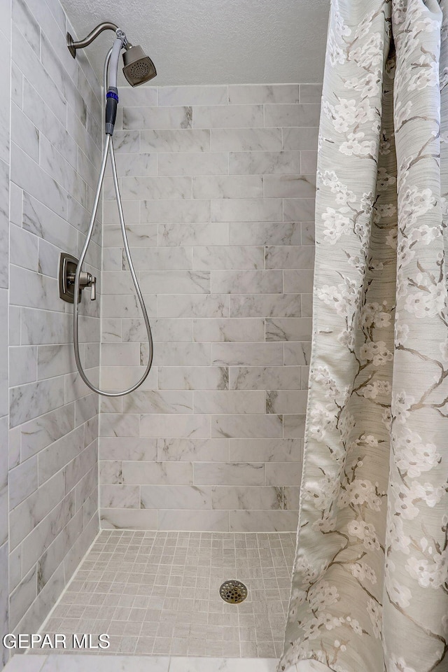 bathroom featuring a tile shower