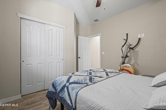 bedroom featuring wood finished floors, a closet, baseboards, and ceiling fan