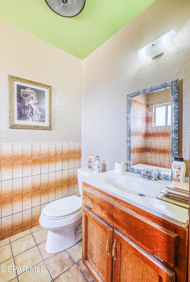 8520 Paddlefoot Ln, El Paso, TX 79907 - half bathroom featuring a textured wall, toilet, tile patterned floors, and vanity