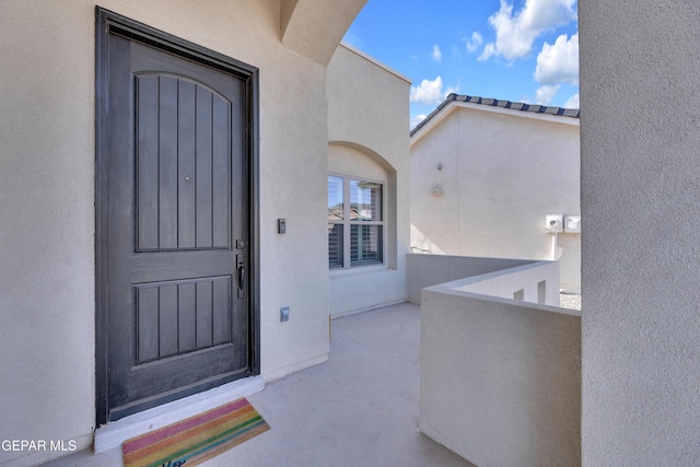 view of exterior entry with stucco siding