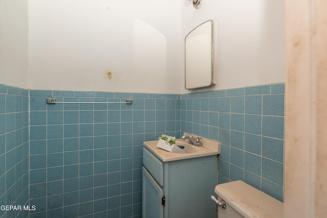 933 Duskin Dr, El Paso, TX 79907 - bathroom with tile walls, wainscoting, toilet, and vanity