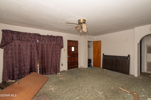 933 Duskin Dr, El Paso, TX 79907 - unfurnished living room featuring a ceiling fan and arched walkways