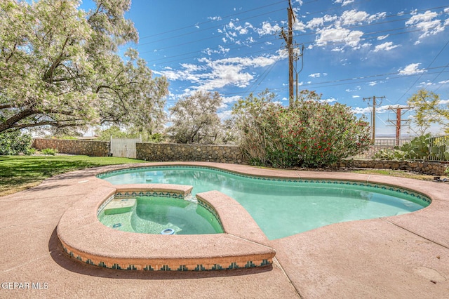 8024 Tonto Pl, El Paso, TX 79904 - view of swimming pool with fence and a pool with connected hot tub