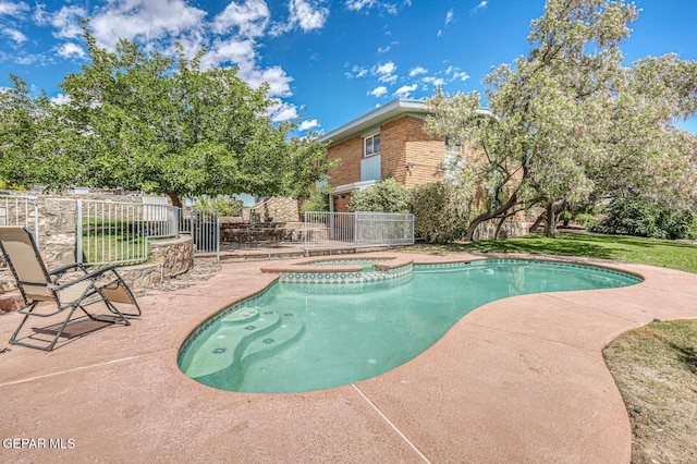 8024 Tonto Pl, El Paso, TX 79904 - view of swimming pool featuring fence, a patio, and a pool with connected hot tub
