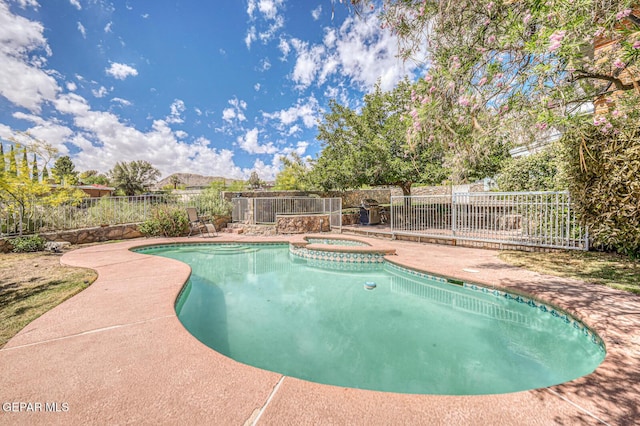 8024 Tonto Pl, El Paso, TX 79904 - view of pool featuring a fenced backyard, a pool with connected hot tub, and a patio