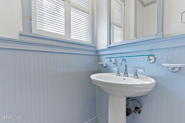 bathroom with wainscoting