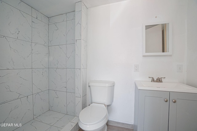 318 Austin St, Fabens, TX 79838 - bathroom featuring toilet, vanity, and tiled shower