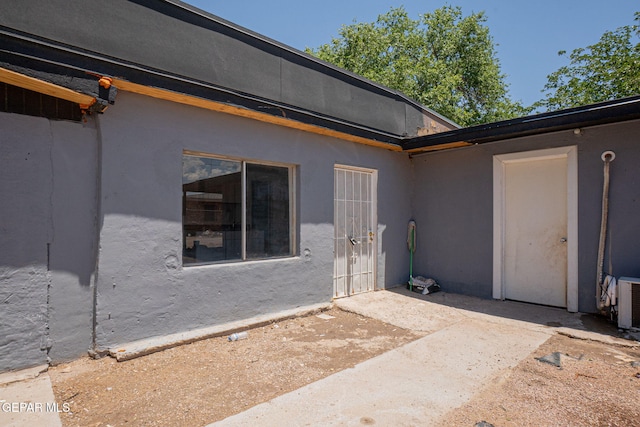 318 Austin St, Fabens, TX 79838 - entrance to property with a patio and stucco siding