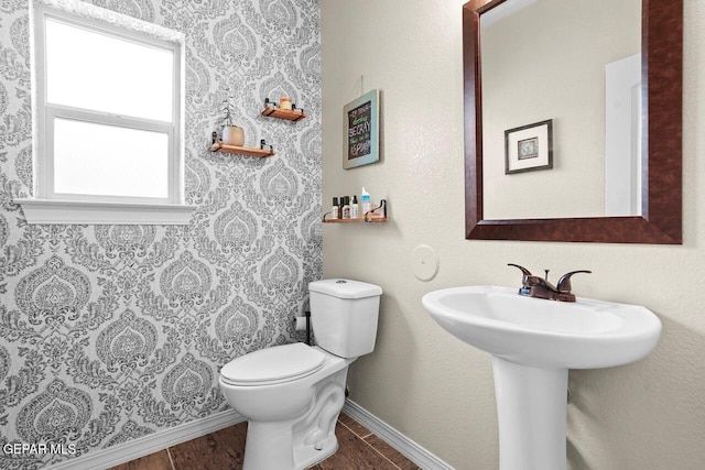 5525 Valley Cedar Dr, El Paso, TX 79932 - bathroom featuring toilet, baseboards, a sink, and wood finished floors