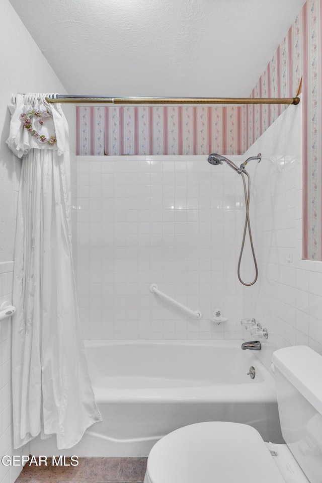 full bathroom featuring toilet, shower / tub combo, and wallpapered walls