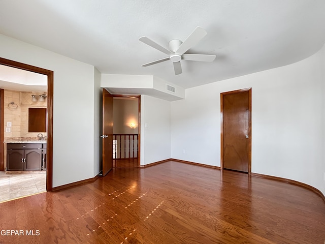 852 Cresta Alta Dr, El Paso, TX 79912 - unfurnished room with a ceiling fan, baseboards, light wood-type flooring, and a sink