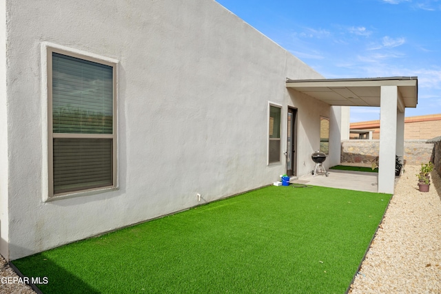 view of yard with a patio area