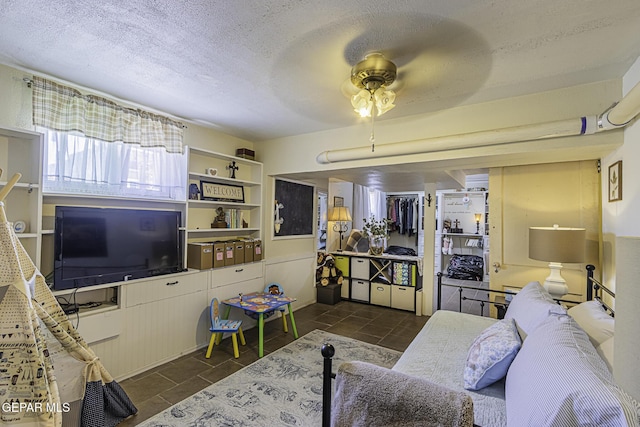 3244 Richmond Ave, El Paso, TX 79930 - tiled living area featuring ceiling fan and a textured ceiling