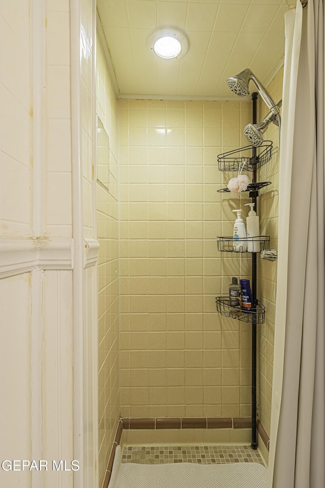 3244 Richmond Ave, El Paso, TX 79930 - bathroom with tiled shower and tile patterned flooring