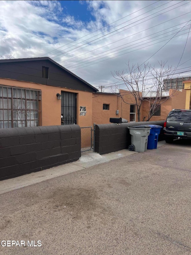 716 N Glenwood St, El Paso, TX 79905 - view of side of home featuring fence and a gate