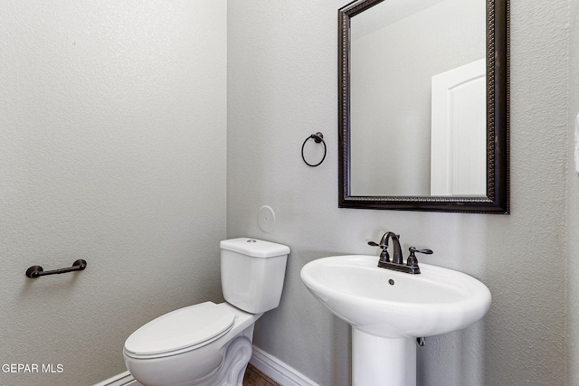 737 Colonial Blf, El Paso, TX 79928 - bathroom featuring toilet, baseboards, and a sink
