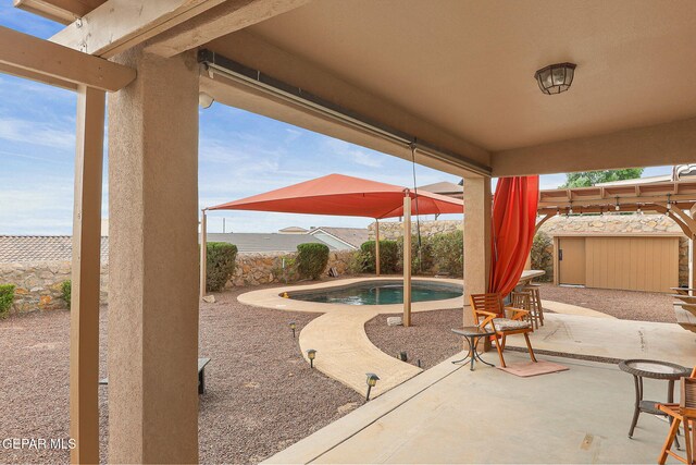 737 Colonial Blf, El Paso, TX 79928 - view of patio featuring a fenced backyard and an outbuilding